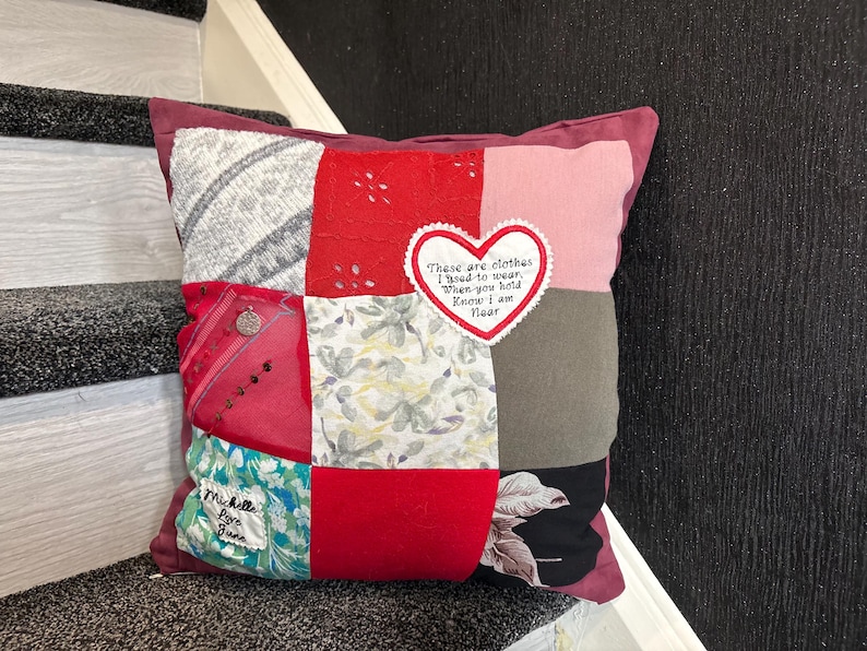 Almofada de retalhos para guardar memórias, almofada feita com roupas, almofada para homenagear alguém enlutado, almofada bordada para guardar memórias, presente personalizado imagem 1
