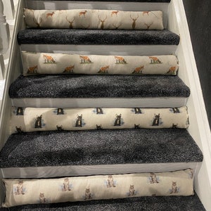 Puede incluir: Un conjunto de cuatro peldaños de escalera con diferentes diseños de estampado de animales. Los peldaños son de color beige con estampados de animales marrones, negros y blancos. Los estampados incluyen ciervos, zorros, bulldogs franceses y gatos.