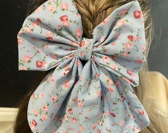 Handgemaakte haarstrik met blauwe bloemen, haaraccessoire voor meisjes, handgemaakte strik, cadeau voor haar, haarspeld, elegant haaraccessoire, haarstrik voor babymeisje
