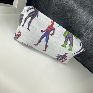 アベンジャーズテーマのペンケース、スーパーヒーローの学校用アクセサリー、多機能ポーチ、文房具ポーチ、大容量ペンケース、ヒーロー