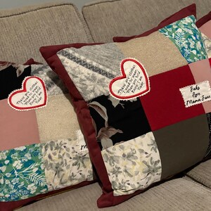Pode incluir: Uma cole&ccedil;&atilde;o de almofadas de patchwork com bordas bord&ocirc;. Cada almofada apresenta uma variedade de quadrados de tecido em cores como vermelho, rosa, preto e estampas florais. Patches em forma de cora&ccedil;&atilde;o com texto bordado s&atilde;o vis&iacute;veis em algumas almofadas.