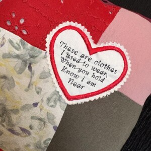 Almofada de retalhos para guardar memórias, almofada feita com roupas, almofada para homenagear alguém enlutado, almofada bordada para guardar memórias, presente personalizado imagem 13