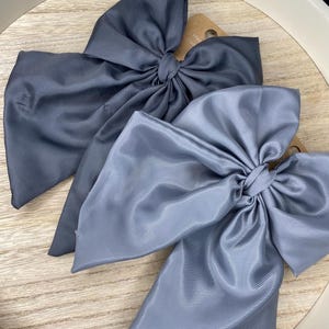 Handgemachte graue Satinschleife mit Schwanz, Mädchen Haarschmuck, handgemachte Schleife, Geschenk für sie, Haarspange, elegantes Haarzubehör