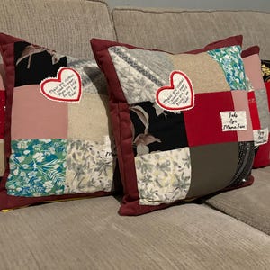 Pode incluir: Uma cole&ccedil;&atilde;o de almofadas de patchwork com bordas bord&ocirc;. Cada almofada apresenta uma combina&ccedil;&atilde;o &uacute;nica de tecidos em v&aacute;rias cores e padr&otilde;es, incluindo t&ecirc;xteis florais, lisos e estampados. Algumas almofadas t&ecirc;m apliques em forma de cora&ccedil;&atilde;o com texto.