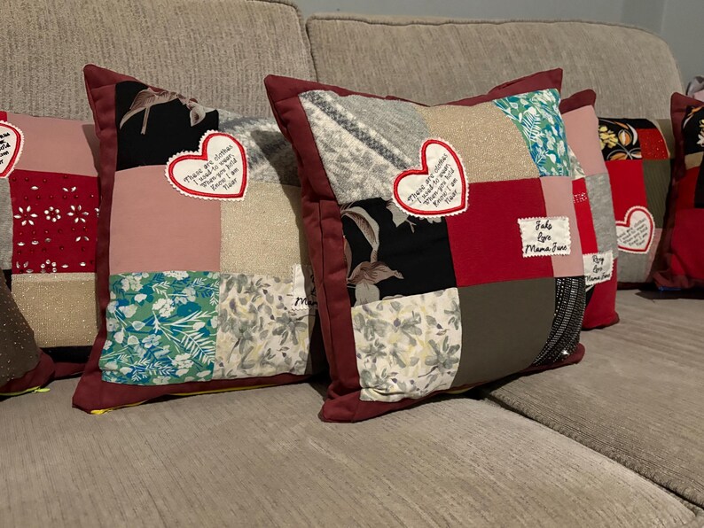 Pode incluir: Uma cole&ccedil;&atilde;o de almofadas de patchwork com bordas bord&ocirc;. Cada almofada apresenta uma combina&ccedil;&atilde;o &uacute;nica de tecidos em v&aacute;rias cores e padr&otilde;es, incluindo t&ecirc;xteis florais, lisos e estampados. Algumas almofadas t&ecirc;m apliques em forma de cora&ccedil;&atilde;o com texto.