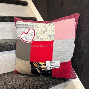 Almofada de retalhos para guardar memórias, almofada feita com roupas, almofada para homenagear alguém enlutado, almofada bordada para guardar memórias, presente personalizado imagem 20