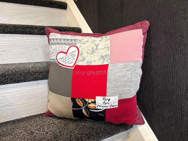 Almofada de retalhos para guardar memórias, almofada feita com roupas, almofada para homenagear alguém enlutado, almofada bordada para guardar memórias, presente personalizado imagem 20