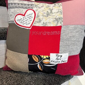 Almofada de retalhos para guardar memórias, almofada feita com roupas, almofada para homenagear alguém enlutado, almofada bordada para guardar memórias, presente personalizado imagem 17