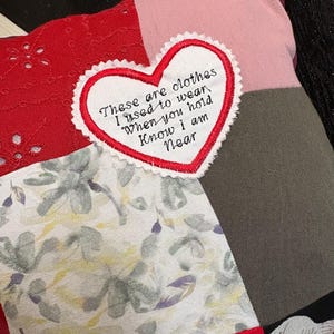 Almofada de retalhos para guardar memórias, almofada feita com roupas, almofada para homenagear alguém enlutado, almofada bordada para guardar memórias, presente personalizado imagem 3