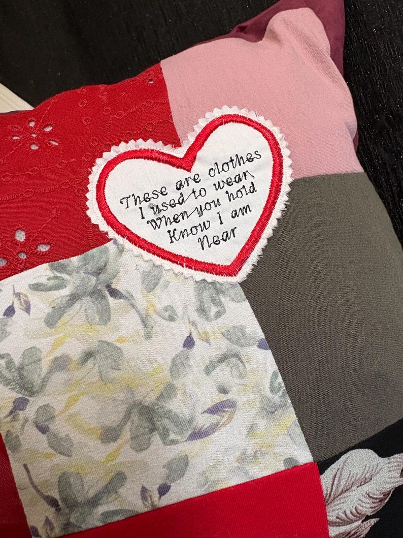 Almofada de retalhos para guardar memórias, almofada feita com roupas, almofada para homenagear alguém enlutado, almofada bordada para guardar memórias, presente personalizado imagem 3