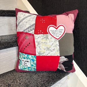 Almofada de retalhos para guardar memórias, almofada feita com roupas, almofada para homenagear alguém enlutado, almofada bordada para guardar memórias, presente personalizado imagem 4