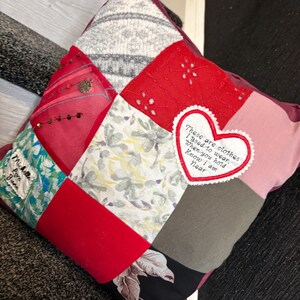 Almofada de retalhos para guardar memórias, almofada feita com roupas, almofada para homenagear alguém enlutado, almofada bordada para guardar memórias, presente personalizado imagem 2