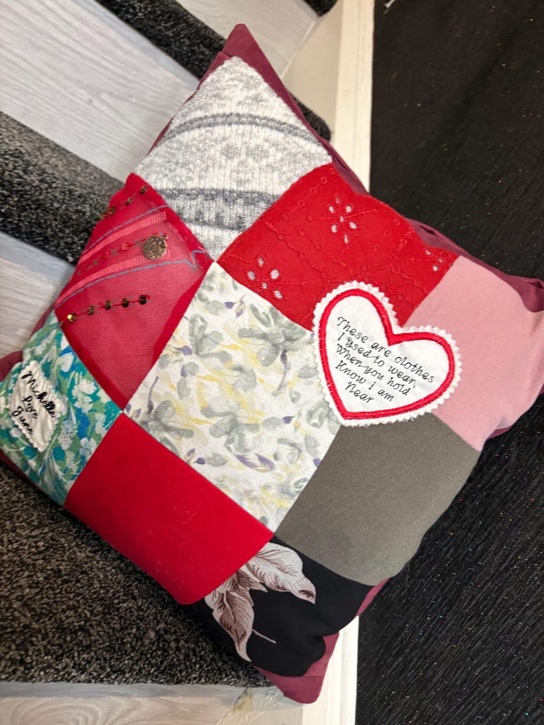 Almofada de retalhos para guardar memórias, almofada feita com roupas, almofada para homenagear alguém enlutado, almofada bordada para guardar memórias, presente personalizado imagem 2