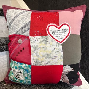 Almofada de retalhos para guardar memórias, almofada feita com roupas, almofada para homenagear alguém enlutado, almofada bordada para guardar memórias, presente personalizado imagem 15