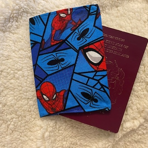 Spider-Man paspoorthoes, kinderpaspoortbeschermer, reisaccessoire, reiscadeau, paspoorthoes, handgemaakte stoffen paspoorthoes
