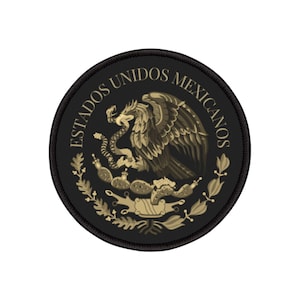 Puede incluir: Un parche redondo negro con el escudo de armas mexicano. El emblema incluye un águila con una serpiente en el pico, rodeada por las palabras "ESTADOS UNIDOS MEXICANOS" en letras doradas. El parche tiene un borde negro.