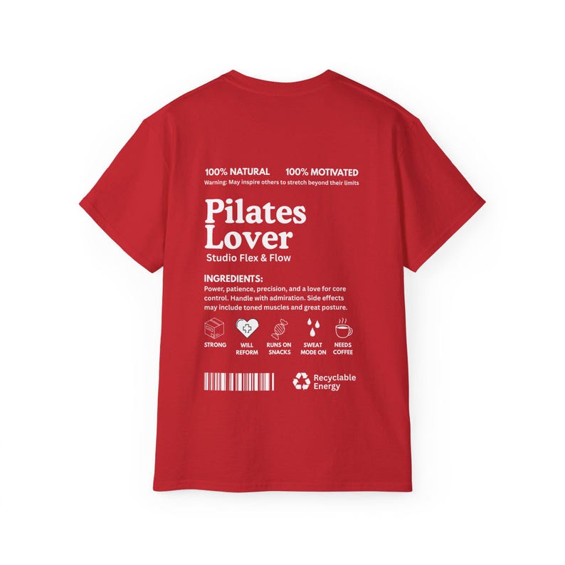 Puede incluir: Una camiseta roja con texto blanco. El texto dice "Pilates Lover" y "Studio Flex & Flow". La camiseta tambi&eacute;n enumera "Ingredientes" e iconos que representan elementos clave de Pilates. La camiseta est&aacute; hecha de material 100% natural y est&aacute; 100% motivada.