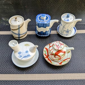 Välj din japanska vintage sojasåsdispenser - Arita porslinsflaska med fatkanna handgjord i Japan samlarobjekt