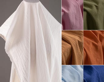 Può includere: Una collezione di otto campioni di tessuto in vari colori, tra cui bianco, rosa, verde, marrone, azzurro e blu scuro. Il tessuto ha un aspetto testurizzato e stropicciato.