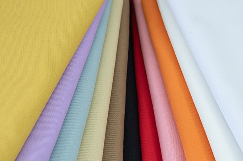 Pu&ograve; includere: Una collezione di campioni di tessuto in vari colori, tra cui giallo, viola, blu, beige, marrone, nero, rosso, rosa, arancione e bianco.