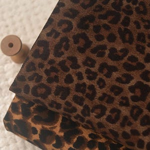 Tjockt manchestertyg, leopardmönster, retro, klassisk, vintagestil, design, sömnad, gör-det-själv, hantverk, modedesign, säljs per halvmeter (C156)