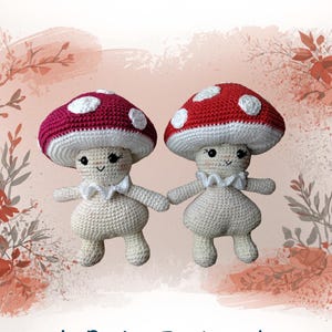 Peut inclure: Deux poupées champignons crochetées avec des chapeaux rouges et blancs et des visages souriants. Les poupées se tiennent la main et portent des cols blancs. Le texte "KROKI LE CHAMPI" est en haut et "by Pacôme Toutlemonde" en bas.