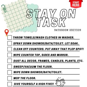 Può includere: Un elenco di controllo con il titolo "Rimani concentrato: Edizione bagno" con un elenco di attività da completare in bagno, come "Gettare gli asciugamani/lavare i vestiti in lavatrice", "Spruzzare la doccia/la vasca/il water", "Pulire i banconi", "Pulire il piano di lavoro, i lati e lo specchio", "Spolverare tutta la decorazione, le cornici, le candele, le piante, ecc.", "Spazzare/aspirare il pavimento", "Pulire la doccia/la vasca/il water", "Spolverare il pavimento", "Datti una pacca sulla spalla!" e "Ricarica il rotolo di carta igienica. Nessun altro lo fa.", "Pulire le pareti e le cornici".