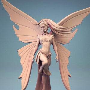 Puede incluir: Una figura detallada de un hada con alas grandes y delicadas. El hada está esculpida en una pose de pie con una pierna levantada, vistiendo una falda fluida y un top decorativo. La figura está pintada en un color rosa claro.