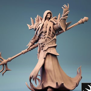 Może przedstawiać: Szczegółowa miniatura wydrukowana w 3D przedstawiająca szkieletową postać w szacie z kapturem, trzymającą laskę z trójzębem na końcu. Postać jest w dramatycznej pozie, z uniesioną jedną ręką i drugą trzymającą laskę. Miniatura jest przeznaczona do gier planszowych i jest wstępnie wsparta, aby ułatwić drukowanie.