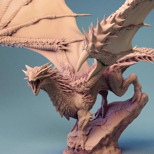 Puede incluir: Un modelo de dragón de dos cabezas impreso en 3D con las alas extendidas. El dragón es de color rosa claro y está posado sobre una base rocosa. El modelo está pre-soportado y listo para ser impreso.