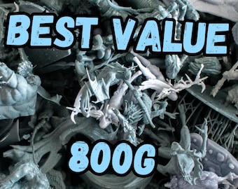 Op de afbeelding: Een grote stapel grijze plastic miniatuurfiguren, sommige met vleugels en andere met wapens. De tekst "BEST VALUE 800G" is gedrukt op een blauwe achtergrond.