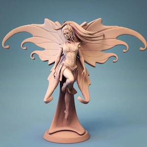 Puede incluir: Una figura detallada de un hada con alas grandes, un vestido fluido y cabello largo. El hada está de pie sobre una base con un diseño fluido. La figura está hecha de un material marrón claro.