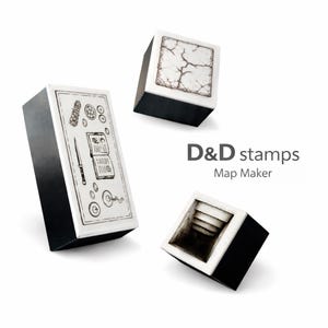 以下が含まれることがあります： さまざまなデザインの白黒のD&Dスタンプが3つ。1つのスタンプには、ナイフ、本、その他のオブジェクトの詳細なイラストが描かれています。他のスタンプはひびの入った表面と階段のデザインです。「D&D stamps Map Maker」というテキストも表示されています。