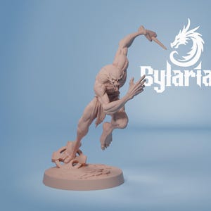 Pu&ograve; includere: Statuetta marrone chiaro di un mostro in posa dinamica, con un'arma. Il mostro &egrave; su una base rotonda. La parola "Sylaria" &egrave; scritta in bianco su sfondo blu.