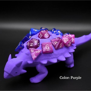 Dino-Würfelhalter für Dungeons & Dragons | Dinosaurier-Würfelorganizer | Zubehör für Tabletop-Rollenspiele | Das perfekte Geschenk für D&D-Spieler Purple