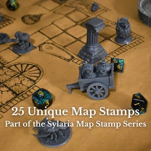 K&ouml;nnte beinhalten: Eine Sammlung grauer Miniatur-Spielfiguren, darunter ein Karren, eine S&auml;ule und eine Kreatur, angeordnet auf einer beigen Oberfl&auml;che mit einer aufgedruckten Rasterkarte. Der Text 25 Unique Map Stamps Part of the Sylaria Map Stamp Series ist &uuml;berlagert.