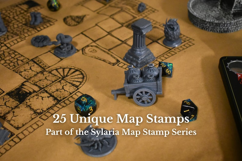 K&ouml;nnte beinhalten: Eine Sammlung grauer Miniatur-Spielfiguren, darunter ein Karren, eine S&auml;ule und eine Kreatur, angeordnet auf einer beigen Oberfl&auml;che mit einer aufgedruckten Rasterkarte. Der Text 25 Unique Map Stamps Part of the Sylaria Map Stamp Series ist &uuml;berlagert.