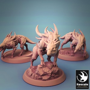 Puede incluir: Tres miniaturas detalladas de criaturas fantásticas de color marrón claro. Cada figura tiene cuernos, una cara esquelética y una cola larga. Una criatura se encuentra sobre una base rocosa, las otras sobre plataformas circulares. El logotipo de Rescale Miniatures está en la parte inferior derecha.