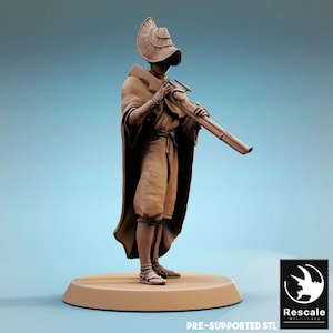 Puede incluir: Miniatura impresa en 3D de una figura histórica con un atuendo marrón, sosteniendo un arma larga. La figura lleva un sombrero y una capa, de pie sobre una base circular. La imagen incluye el texto "PRE-SUPPORTED STL" y un logotipo.