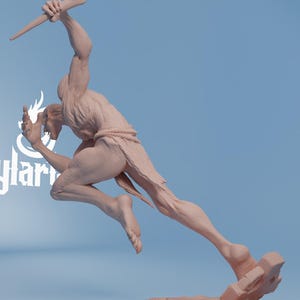 Pu&ograve; includere: Scultura marrone chiaro di una figura in corsa con un'arma sollevata sopra la testa. La figura &egrave; muscolosa e dettagliata, con una corda legata in vita. Il logo Sylar &egrave; visibile sullo sfondo.