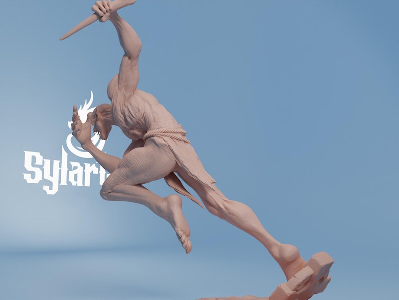 Pu&ograve; includere: Scultura marrone chiaro di una figura in corsa con un'arma sollevata sopra la testa. La figura &egrave; muscolosa e dettagliata, con una corda legata in vita. Il logo Sylar &egrave; visibile sullo sfondo.