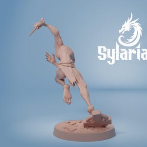 Pu&ograve; includere: Statuetta marrone chiaro di una figura in corsa che tiene un coltello, con una base. La figura &egrave; in una posa dinamica, con un braccio alzato e l'altro teso. Il logo Sylaria si trova nell'angolo in alto a destra.