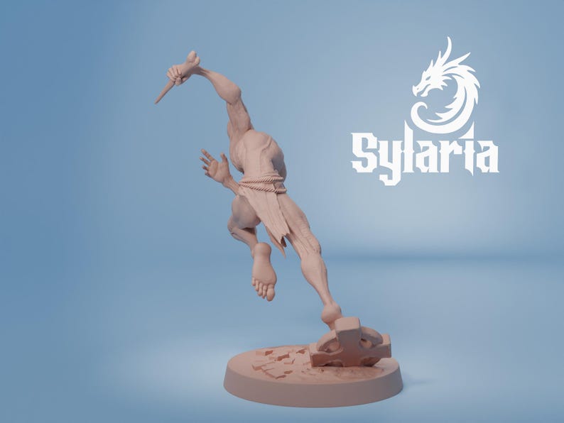 Pu&ograve; includere: Statuetta marrone chiaro di una figura in corsa che tiene un coltello, con una base. La figura &egrave; in una posa dinamica, con un braccio alzato e l'altro teso. Il logo Sylaria si trova nell'angolo in alto a destra.