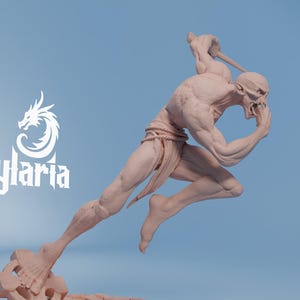 Pu&ograve; includere: Scultura dettagliata di una figura umanoide in corsa con un'arma, in una posa dinamica. La figura &egrave; di colore marrone chiaro, con una definizione muscolare visibile e un'espressione minacciosa. Il logo Sylaria &egrave; in alto a sinistra.