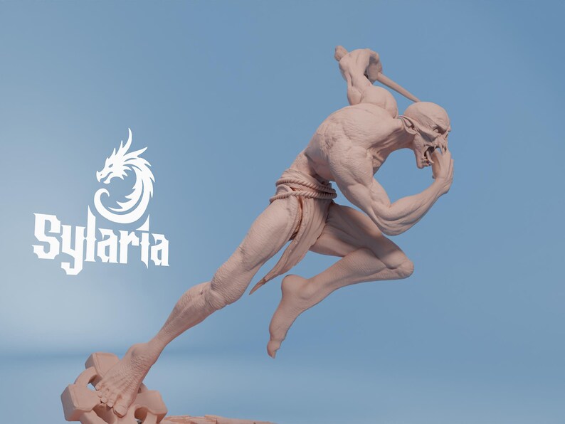Pu&ograve; includere: Scultura dettagliata di una figura umanoide in corsa con un'arma, in una posa dinamica. La figura &egrave; di colore marrone chiaro, con una definizione muscolare visibile e un'espressione minacciosa. Il logo Sylaria &egrave; in alto a sinistra.