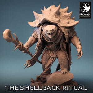 Puede incluir: Figura beige de una criatura parecida a una tortuga con un caparazón grande, sosteniendo un bastón. La figura está posada sobre una roca, con el texto "THE SHELLBACK RITUAL" en la parte inferior. El logotipo de Rescale Miniatures está en la esquina superior derecha.