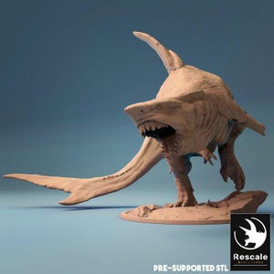 Könnte beinhalten: Ein hellbraunes 3D-gedrucktes Modell einer haiähnlichen Kreatur mit einem dinosaurierartigen Körper. Das Modell hat ein weit geöffnetes Maul mit sichtbaren Zähnen, einen langen Schwanz und steht auf einer kleinen Basis. Der Text "PRE-SUPPORTED STL" ist sichtbar.