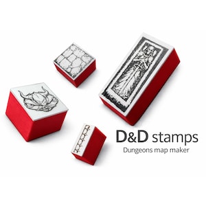 Op de afbeelding: Vier rode en witte D&D-stempels met zwart-wit illustraties. Eén heeft een gehoornde helm, een ander een stenen vloerpatroon en een derde een figuur. De tekst "D&D stamps" en "Dungeons map maker" is ook zichtbaar.