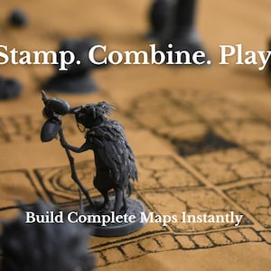 K&ouml;nnte beinhalten: Eine graue Miniaturfigur mit einem Stab steht auf einer beigen Papierkarte mit Gittermuster. Der Text Stamp. Combine. Play. und Build Complete Maps Instantly ist aufgedruckt. Weitere unscharfe, dunkle Spielfiguren sind im Hintergrund zu sehen.