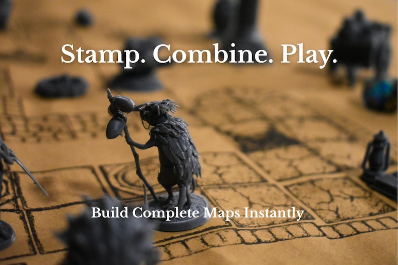 K&ouml;nnte beinhalten: Eine graue Miniaturfigur mit einem Stab steht auf einer beigen Papierkarte mit Gittermuster. Der Text Stamp. Combine. Play. und Build Complete Maps Instantly ist aufgedruckt. Weitere unscharfe, dunkle Spielfiguren sind im Hintergrund zu sehen.
